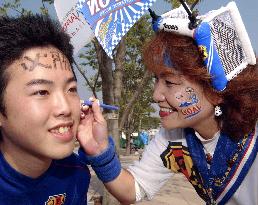 Japan supporters paint faces